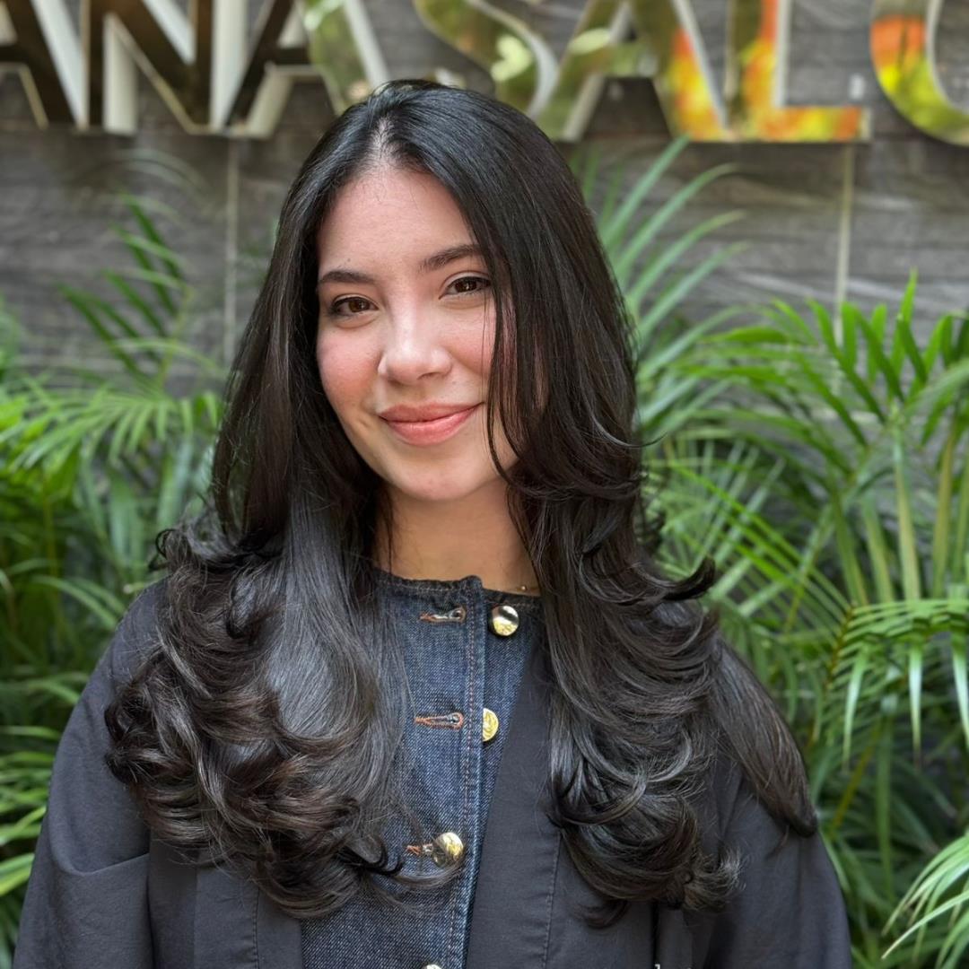 Cabello negro brillante con ondas y capas