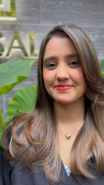 Clienta con morena iluminada en tonos caramelo